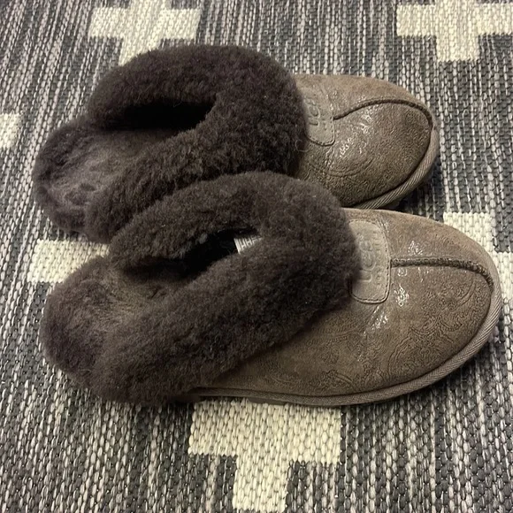 Ugg Slippers Size 5 Brown - Picture 4 of 5